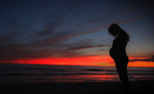 Congedo di maternità obbligatorio: come funziona, domanda INPS e novità